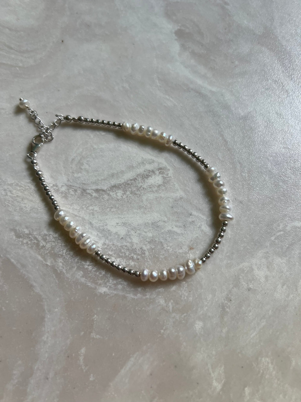 Silver and pearl braclet - gldn grl