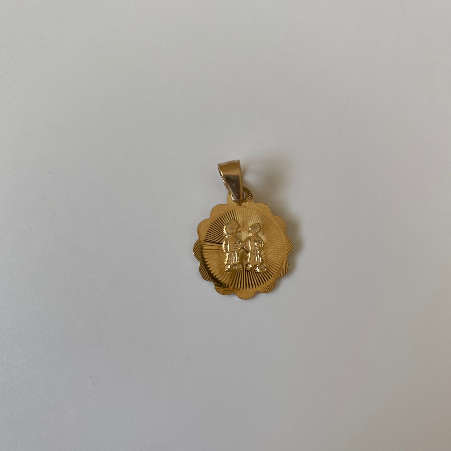 
                  
                    10k circular gemini pendant
                  
                