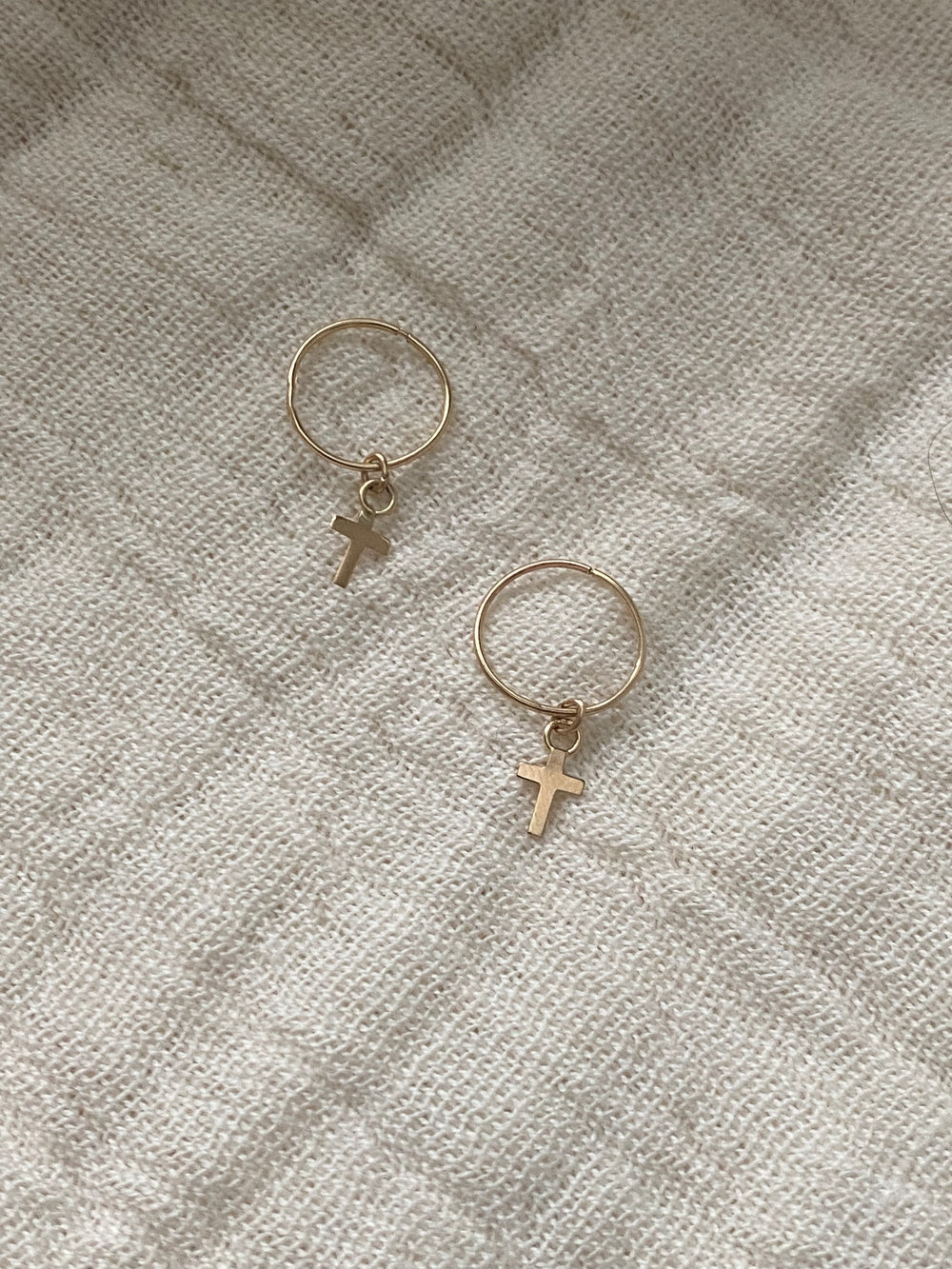 10k dainty cross sleepers