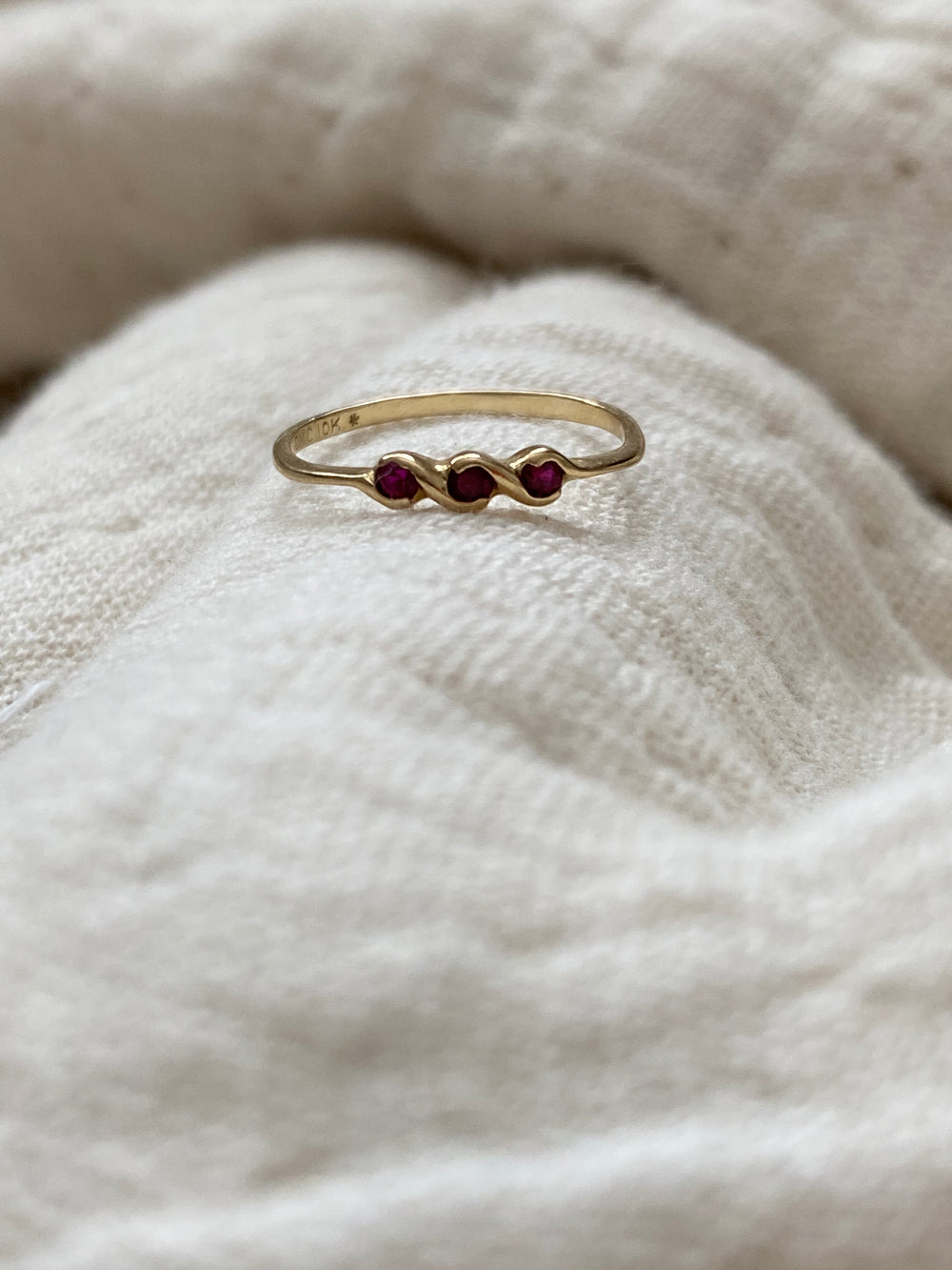 Minimalist 3 stone ring