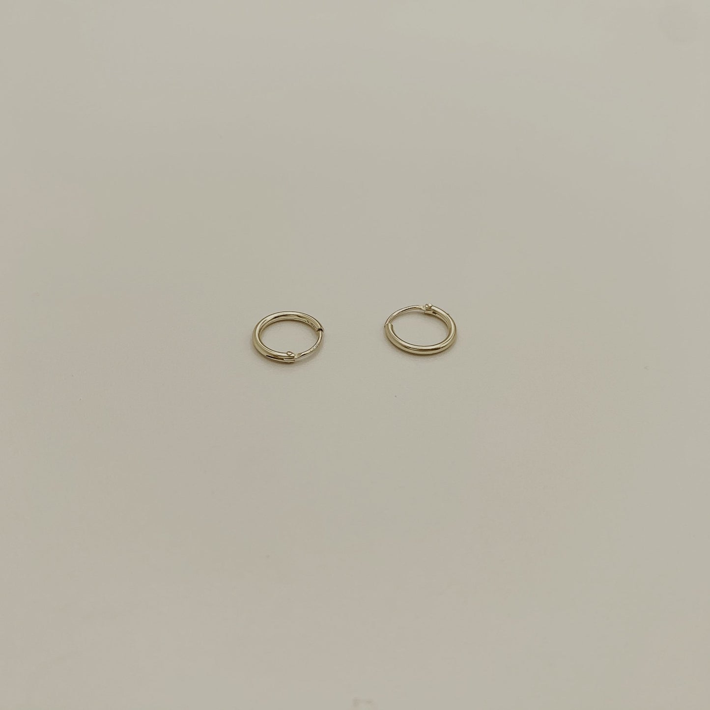 
                  
                    gldn grl trust hoops 
                  
                